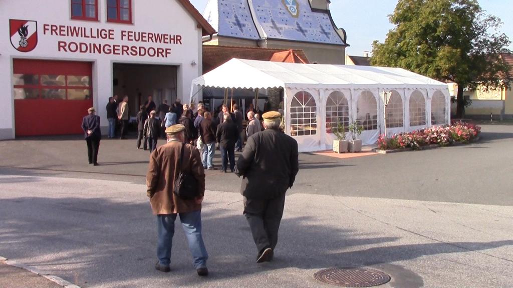 Festzelt und Altar vor der freiwilligen Feuerwehr Rodingersdorf
