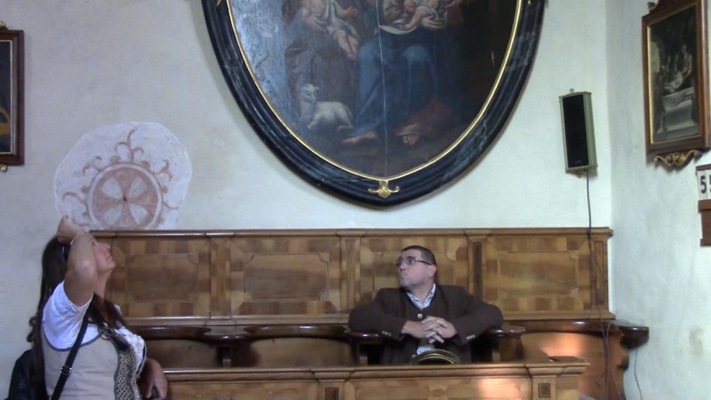 Der Tag war ganz schön anstrengend - Wotan in der Kirchenbank