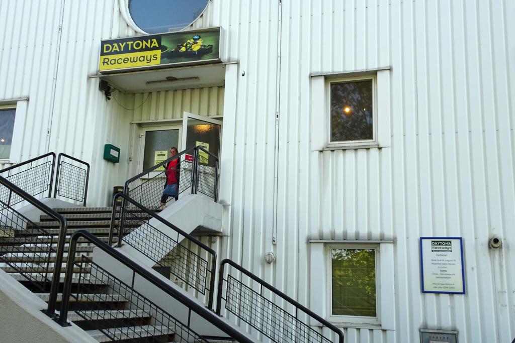 Der fast unscheinbare Eingang zur großen Gocart Halle