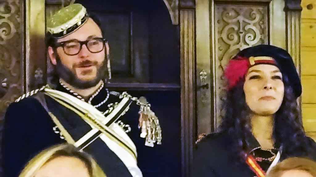 Die Chargierten des Officiums verabschieden sich.