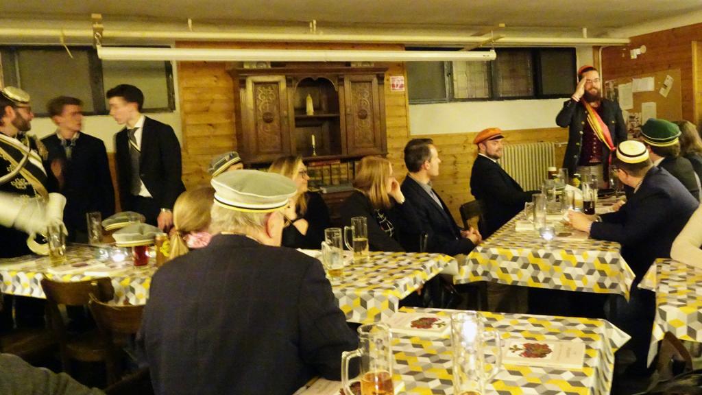 Die Kreuzanordnung der Tafeln erfordert Kreuzzutrinken