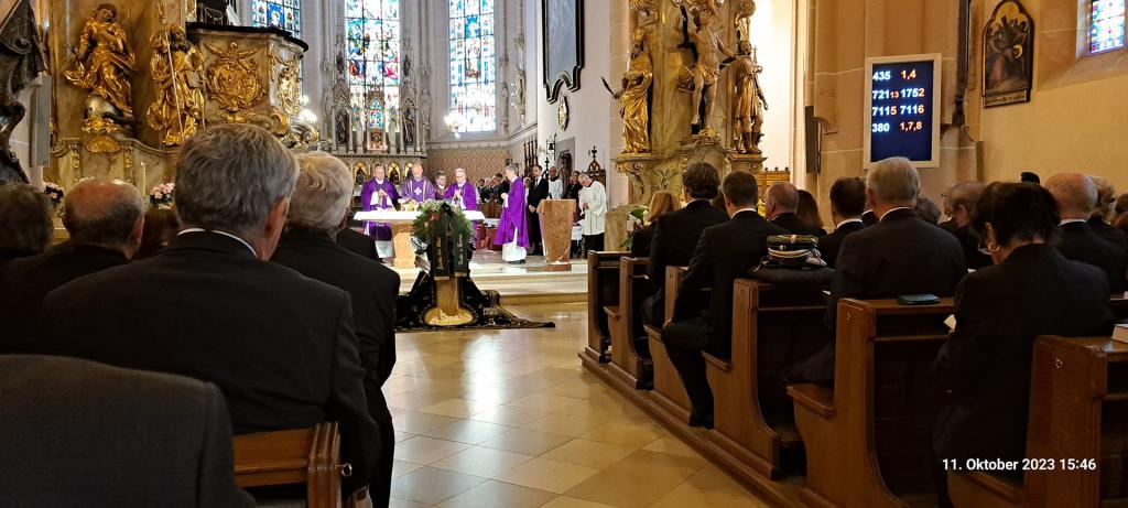 Dompfarrer Toni Faber zelebriert das Requiem