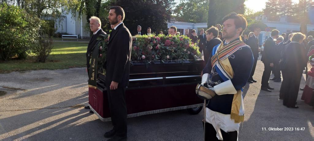 der Trauerzug wartet kurz vor dem Friedhof