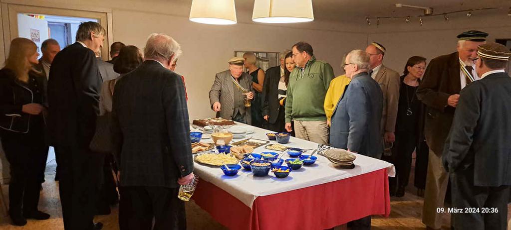 viele umstehen den Buffettisch und warten auf das Startkommando