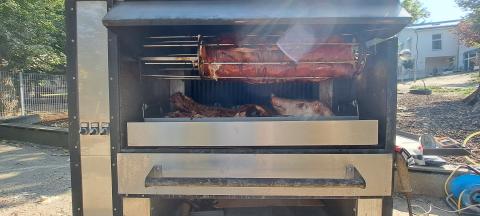 Spanferkel am Spieß im Grillofen