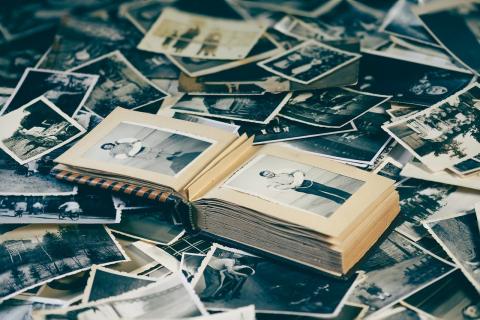 Grals Bilderbuch ein Fotoalbum inmitten unzähliger Einzelbilder