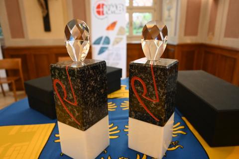 Die Pokale 2021 Der Bischof Oscar Romero-Preis der KMB