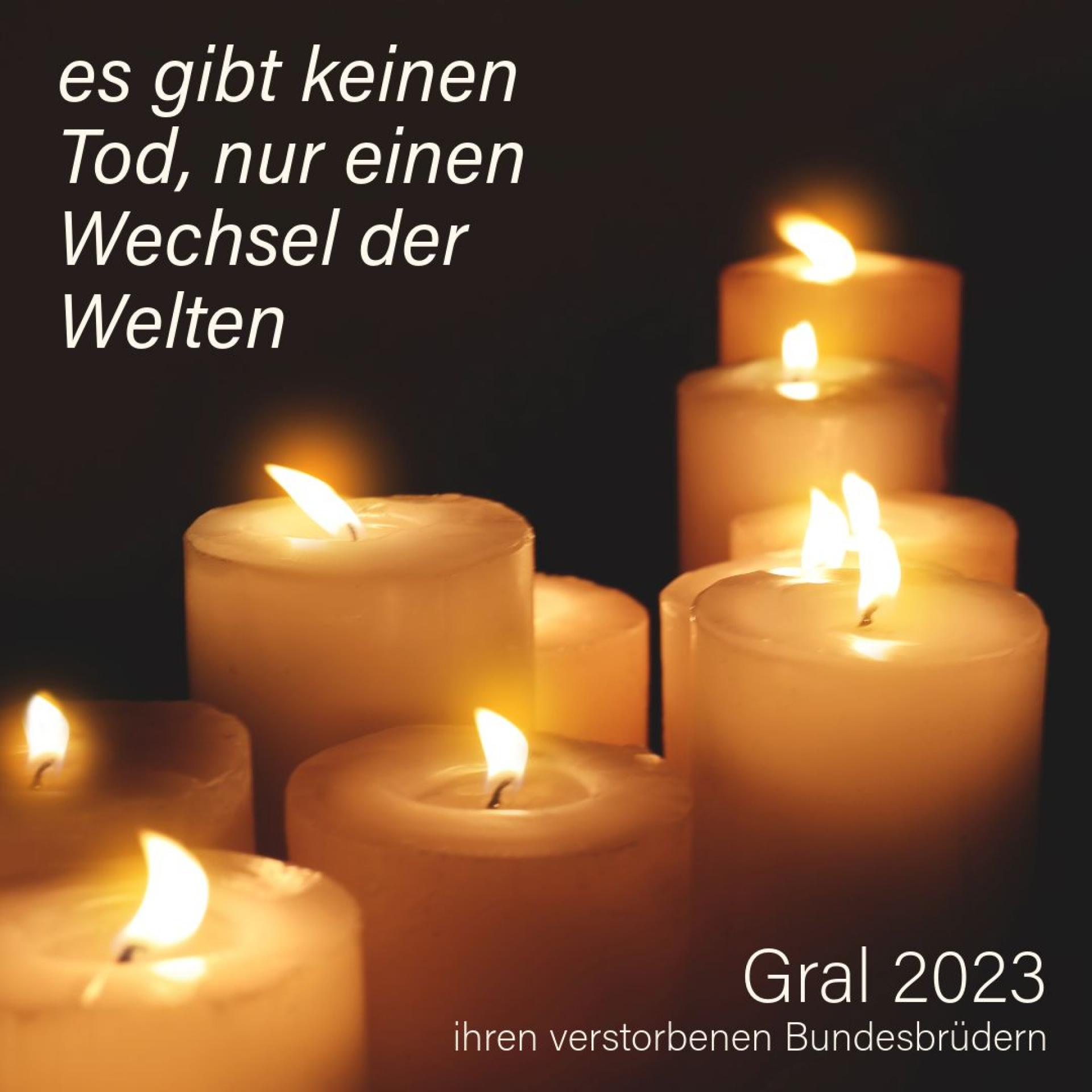 Gral denkt auh 2023 an seine Verstorbenen in der Gral coelestis beieinanderstehende, brennende Kerzen vor schwarzem Hintergrund