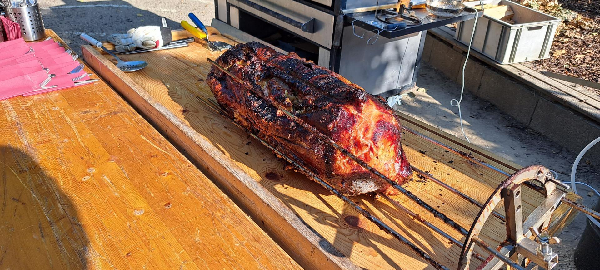 Spnferkelgrill SA 26. August 2023 fertig gegrilltes Spanferkel Ferialis 2023