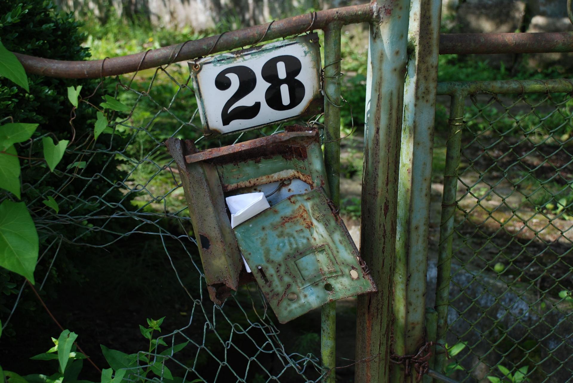 Zaunbriefkasten Briefkasten an desolatem Zaun hängend by PXhere-349255